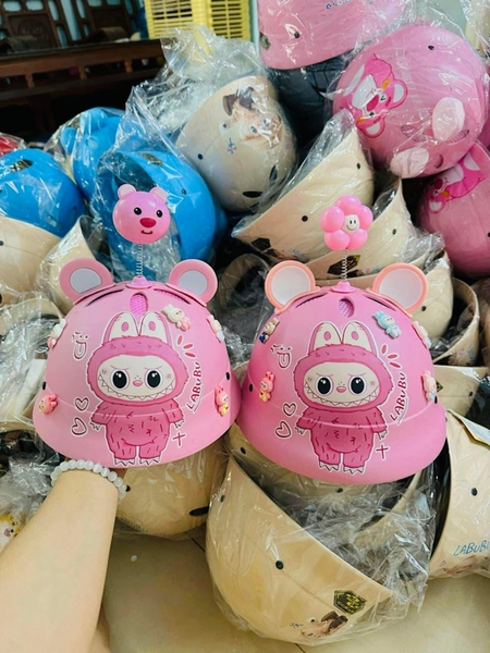 Mũ bảo hiểm Labubu màu hồng