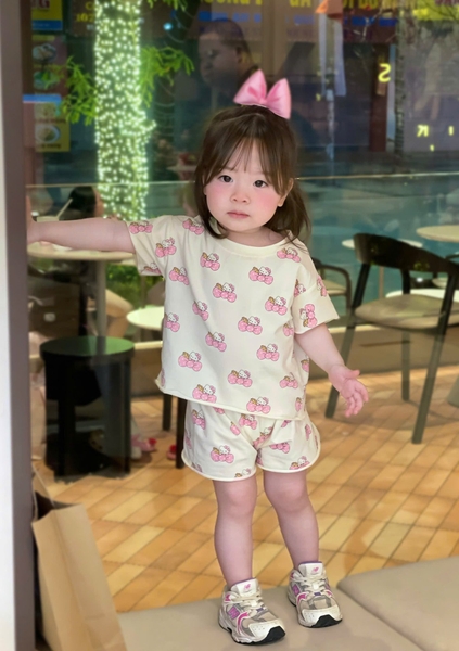 Set 2 bộ cotton cộc tay Kitty nơ màu hồng, be cho bé gái