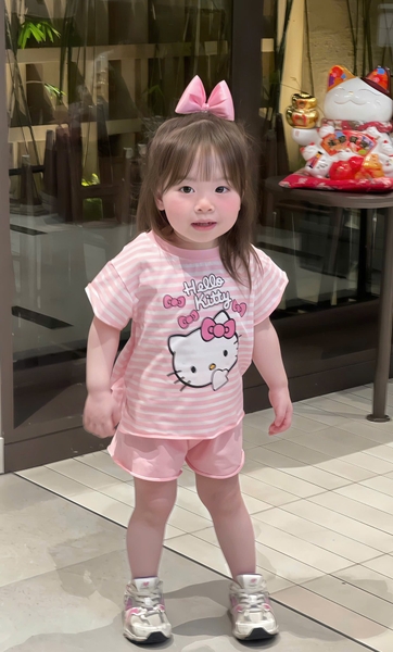 Set 2 bộ cotton cộc tay Kitty nơ màu hồng, be cho bé gái