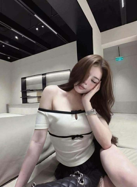 Áo trễ vai trắng nơ đen hãng WG.WE