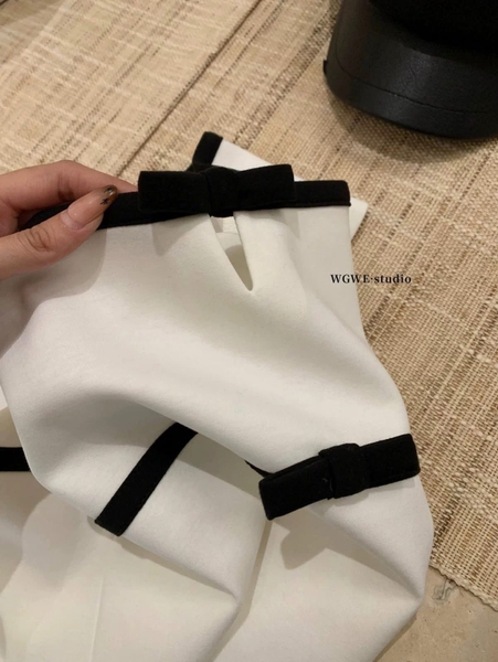 Áo trễ vai trắng nơ đen hãng WG.WE