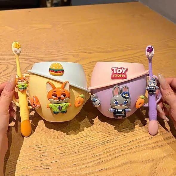 Set 2 cốc Zootopia cáo thỏ kèm bàn chải
