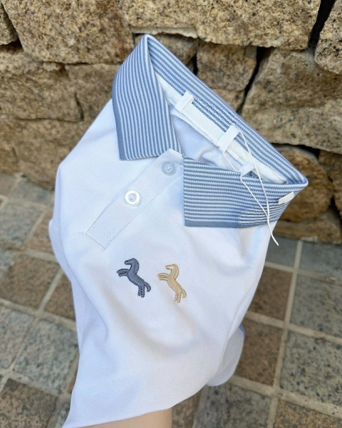 Bộ polo thêu ngựa áo trắng viền xanh quần sooc kaki đen bé trai