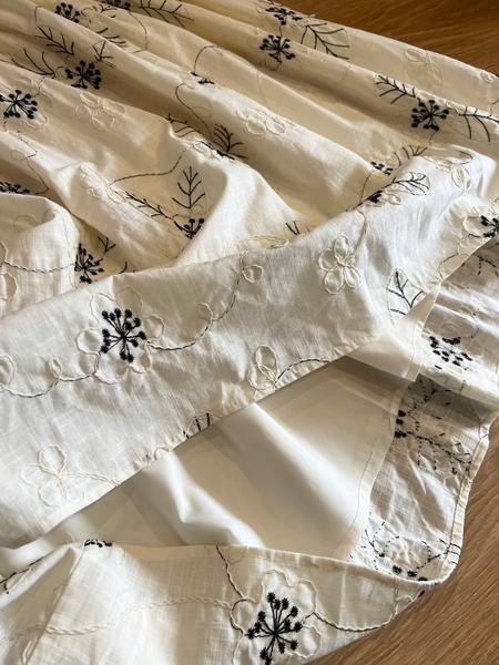 Váy maxi sát nách dáng xòe cổ tròn họa tiết vintage hoa thêu màu be