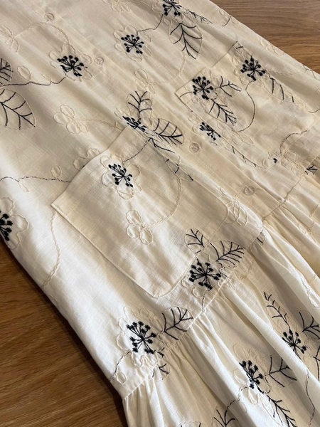 Váy maxi sát nách dáng xòe cổ tròn họa tiết vintage hoa thêu màu be