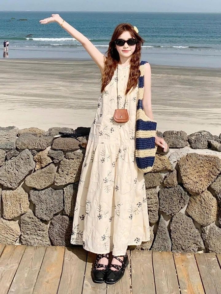 Váy maxi sát nách dáng xòe cổ tròn họa tiết vintage hoa thêu màu be