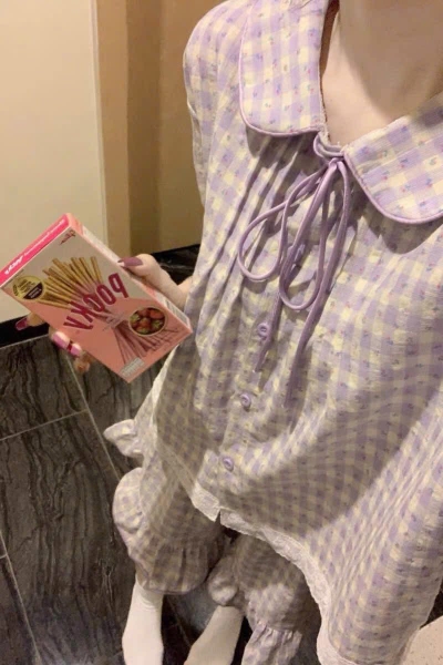 Bộ ngủ cộc tay tím caro cổ sen mix hoa nhí