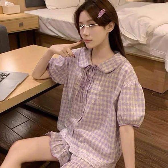 Bộ ngủ cộc tay tím caro cổ sen mix hoa nhí