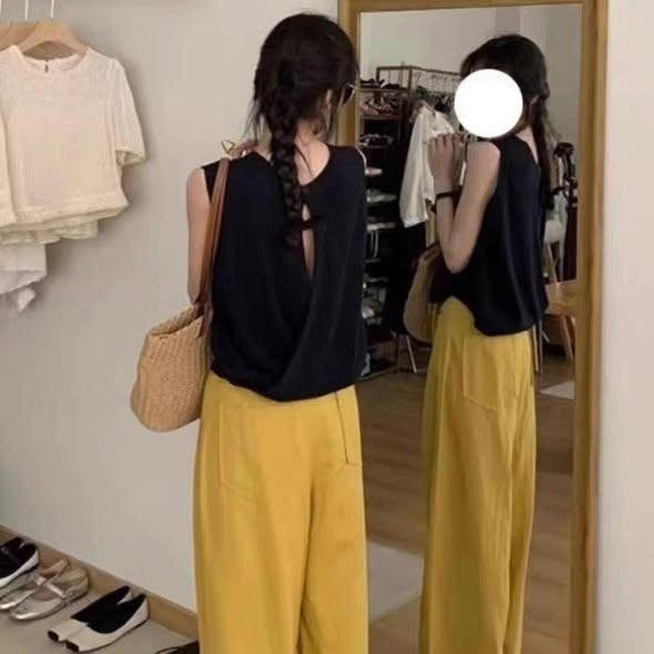 Áo len dệt kim sát nách xoắn lưng 2 màu kem và đen