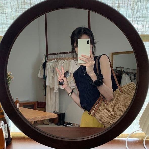 Áo len dệt kim sát nách xoắn lưng 2 màu kem và đen