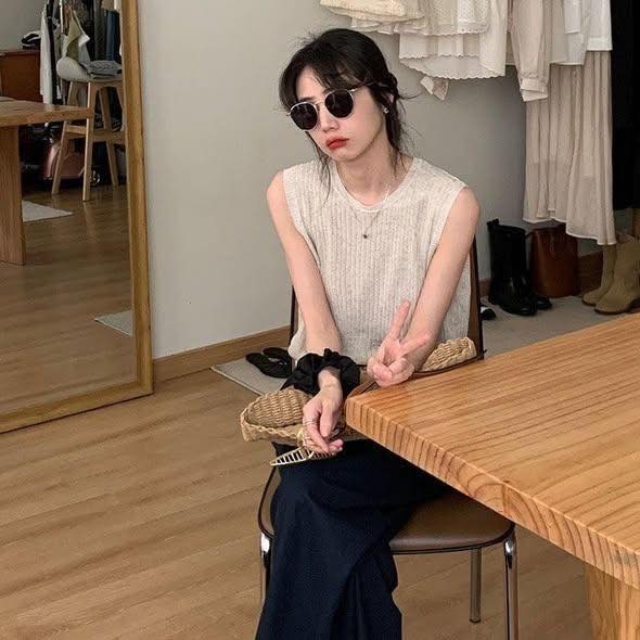 Áo len dệt kim sát nách xoắn lưng 2 màu kem và đen