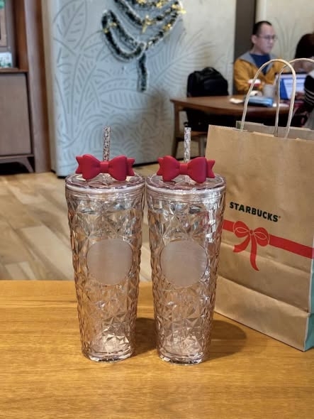 Cốc Starbucks trắng nơ đỏ 710ml