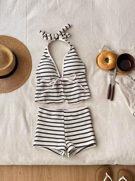 Bộ bơi Monokini màu be quần sooc họa tiết kẻ ngang