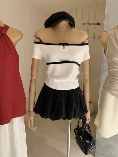 Áo trễ vai trắng nơ đen hãng WG.WE