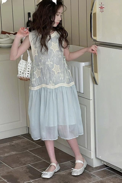 Váy ren thêu ngôi sao màu xanh ngọc Munaya Studio