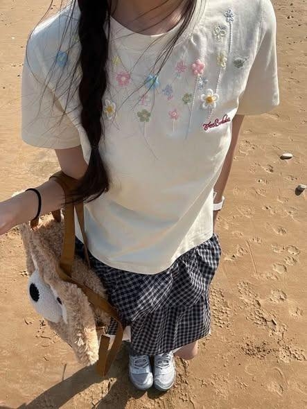 Áo phông cộc tay thêu hoa màu trắng kem