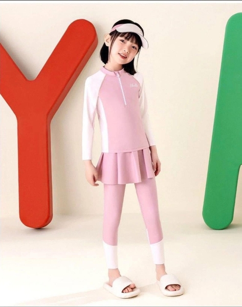 Bộ bơi Ylike màu hồng phối in chữ Shells quần váy, tay dài kéo khoá ngực