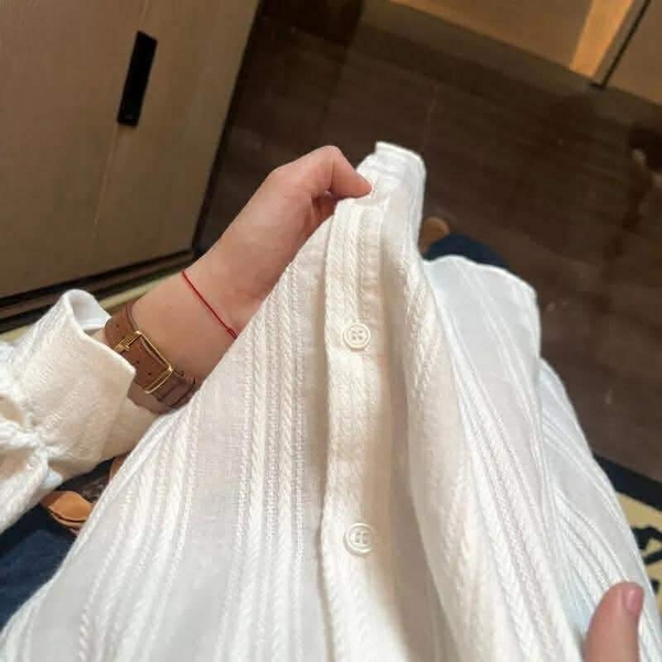 Áo sơ mi trắng viền sọc dài tay cho nữ