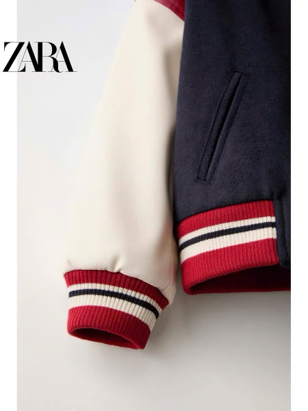 Áo khoác nỉ bomber Zara thêu chữ R tông xanh đỏ phối tay da trắng