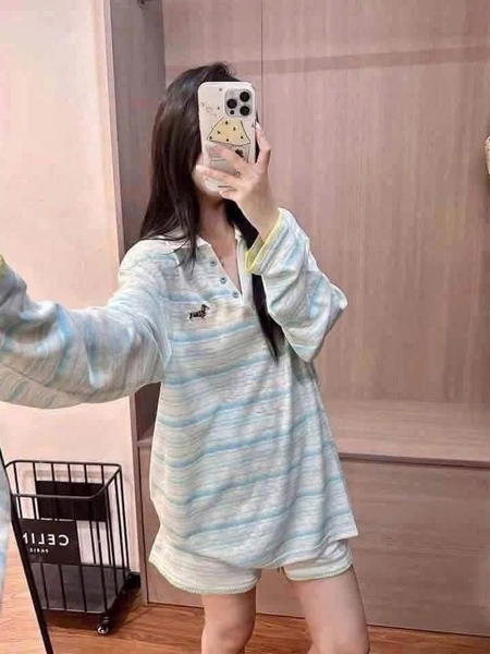 Bộ áo polo dài tay mix quần sooc kẻ sọc ngang thêu hình chó 2 màu xanh, hồng