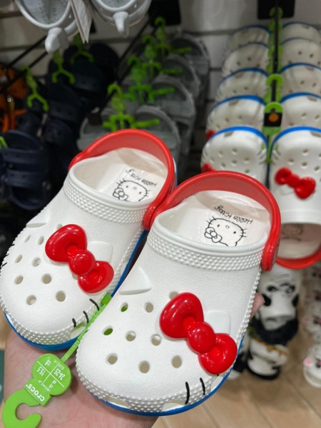 Dép Crocs Hello Kitty màu trắng - bản kỉ niệm 50 năm