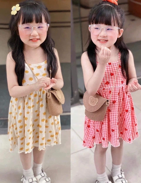 Set 2 váy 2 dây thô caro dâu và hoa nhí vàng cho bé