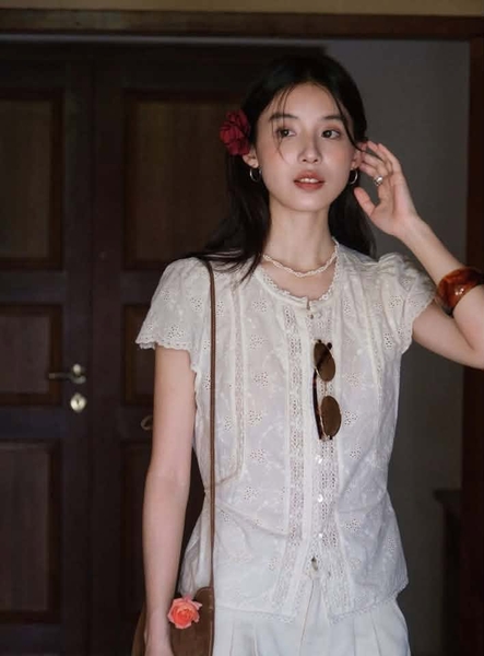 Áo cộc tay trắng thô họa tiết ren hoa hãng WG.WE