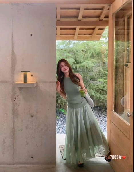 Set Y Jia áo sát nách dệt kim kèm chân váy voan dáng xòe dài 4 màu