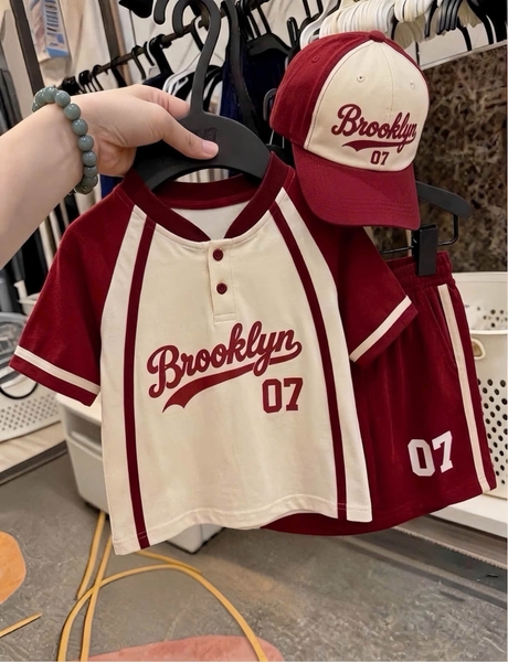Bộ thể thao cộc tay cổ tàu Brooklyn 07 màu đỏ và Players 98 đen KÈM MŨ