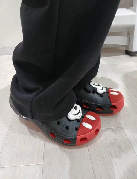 Dép sục crocs MICKEY đỏ đen cho MẸ&BÉ