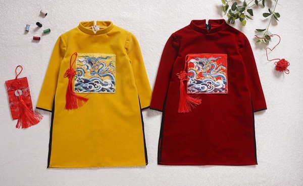 Áo dài long nhung bé trai hai màu: vàng, đỏ mận