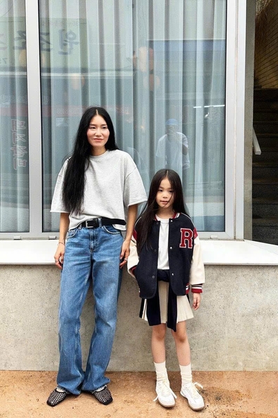 Áo khoác nỉ bomber Zara thêu chữ R tông xanh đỏ phối tay da trắng