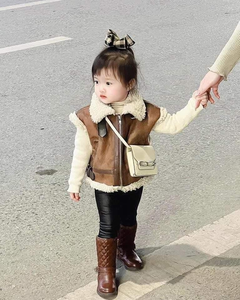 Áo gile da lộn nâu lót lông trắng cho bé trai, bé gái