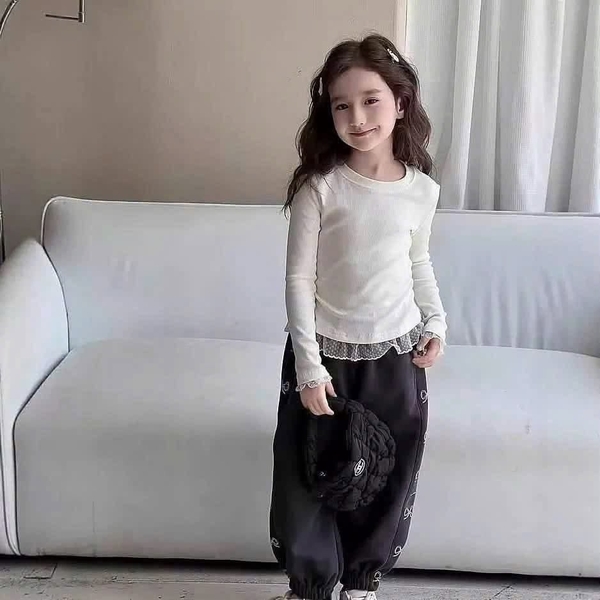 Áo trắng thun gân dài tay viền ren bé gái