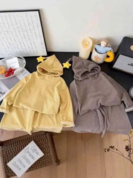 Bộ dài tay kẻ ngang ngôi sao gắn mũ 2 màu vàng, nâu