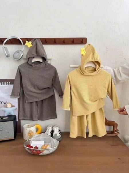 Bộ dài tay kẻ ngang ngôi sao gắn mũ 2 màu vàng, nâu