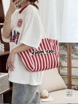 Túi xách Holy Moly kẻ trắng đỏ size 45x26cm