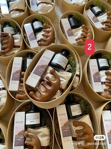 Set quà tặng thảo mộc gồm lược gỗ massage, mặt nạ mắt, kem dưỡng tay, tinh dầu thơm, xà phòng