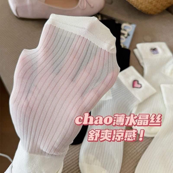 Set 5 đôi tất thêu họa tiết màu đen, trắng cho nữ