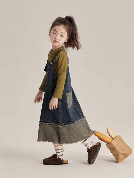 Váy yếm jean phối tà cho bé