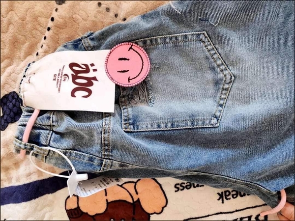 Quần baggy jean cạp chun phối dây hồng mặt cười cho bé gái