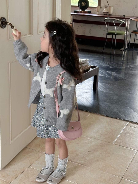Áo khoác cardigan len họa tiết chú chó đính nơ tông ghi hồng