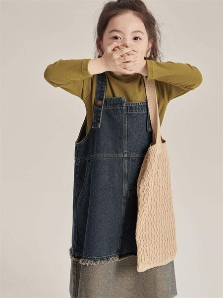Váy yếm jean phối tà cho bé