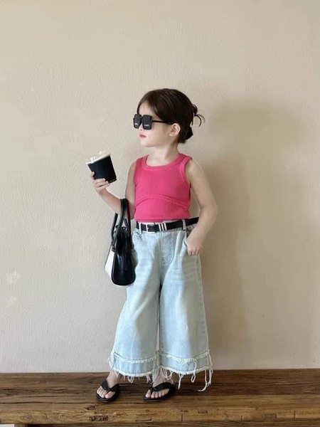 Set áo cotton tăm ba lỗ màu hồng và quần jean ống loe