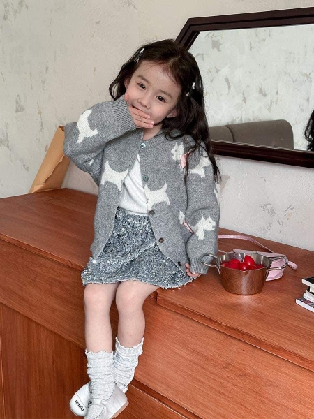 Áo khoác cardigan len họa tiết chú chó đính nơ tông ghi hồng