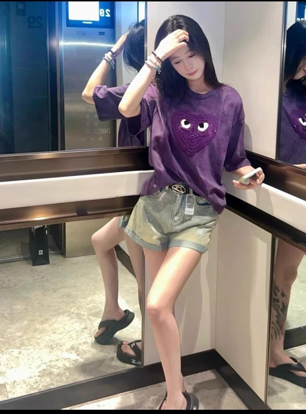 Áo phông cộc tay Dplay thêu trái tim màu tím