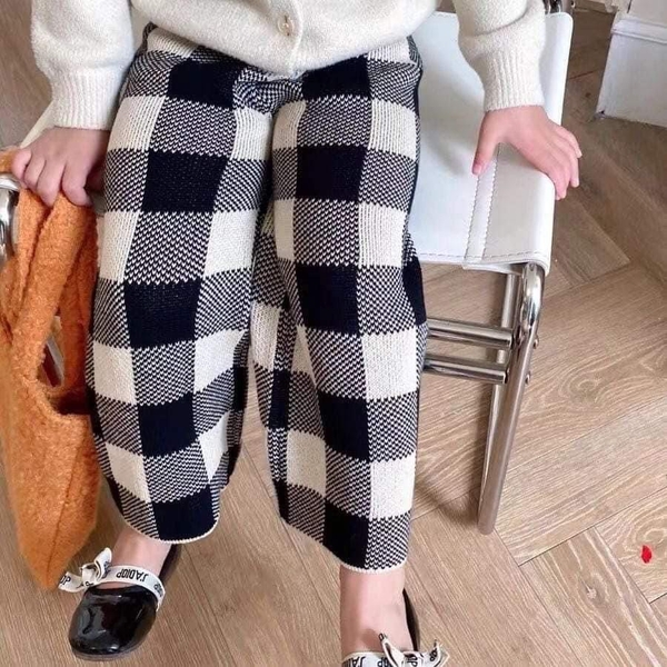 Quần caro đen trắng chất len ống loe cho bé gái