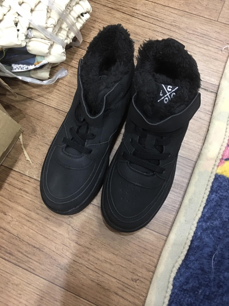 Giày sneaker H&M lót lông đen quai dán