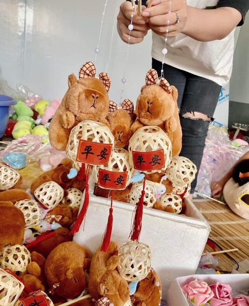 Đèn lồng Capybara ôm rọ 2 màu nâu, hồng