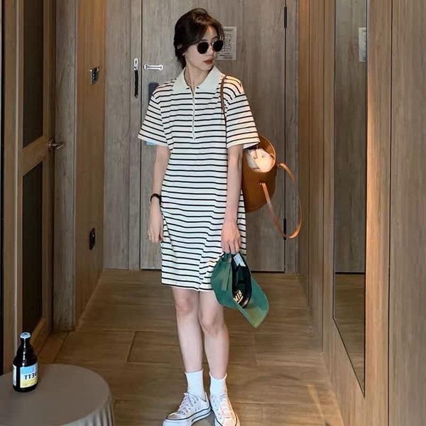 Váy Polo Who.A.U thêu gấu kẻ ngang 2 màu đen, trắng